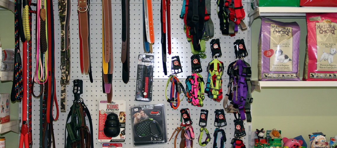 sección de accesorios para mascotas en la tienda de Veterinaria Villava