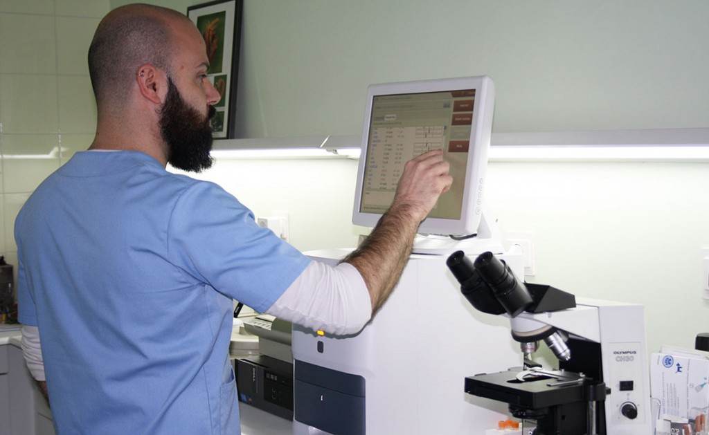 Javier preparando un análisis en el laboratorio de Veterinaria Villava